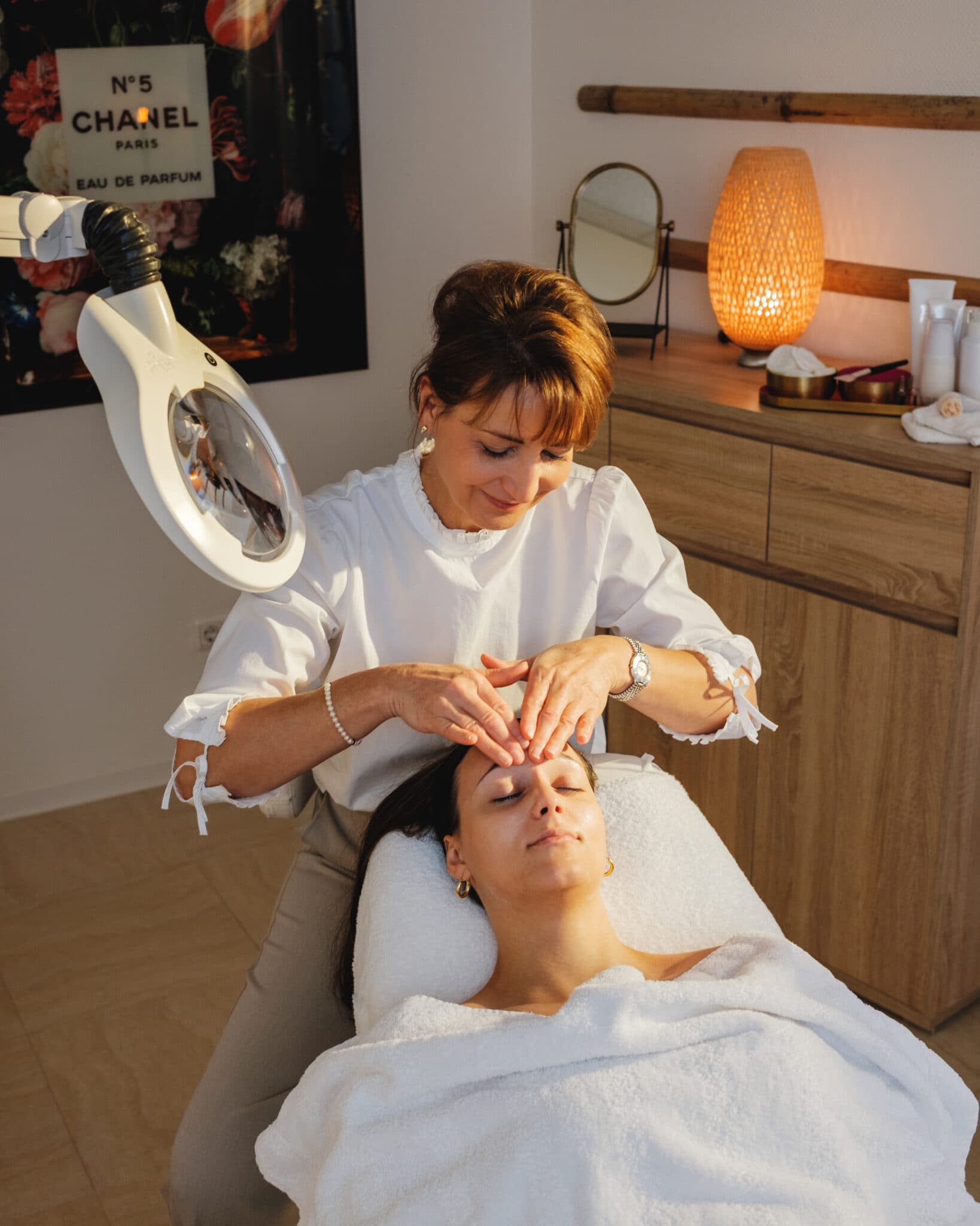 Kosmetikerin Nikola Voogd bei der Behandlung in Ahaus